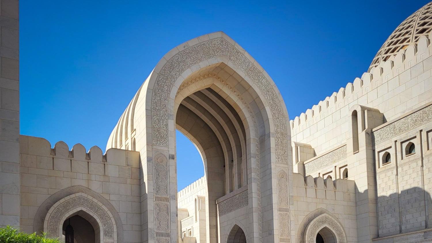 Innenhof der Sultan-Qabus-Moschee in Muscat