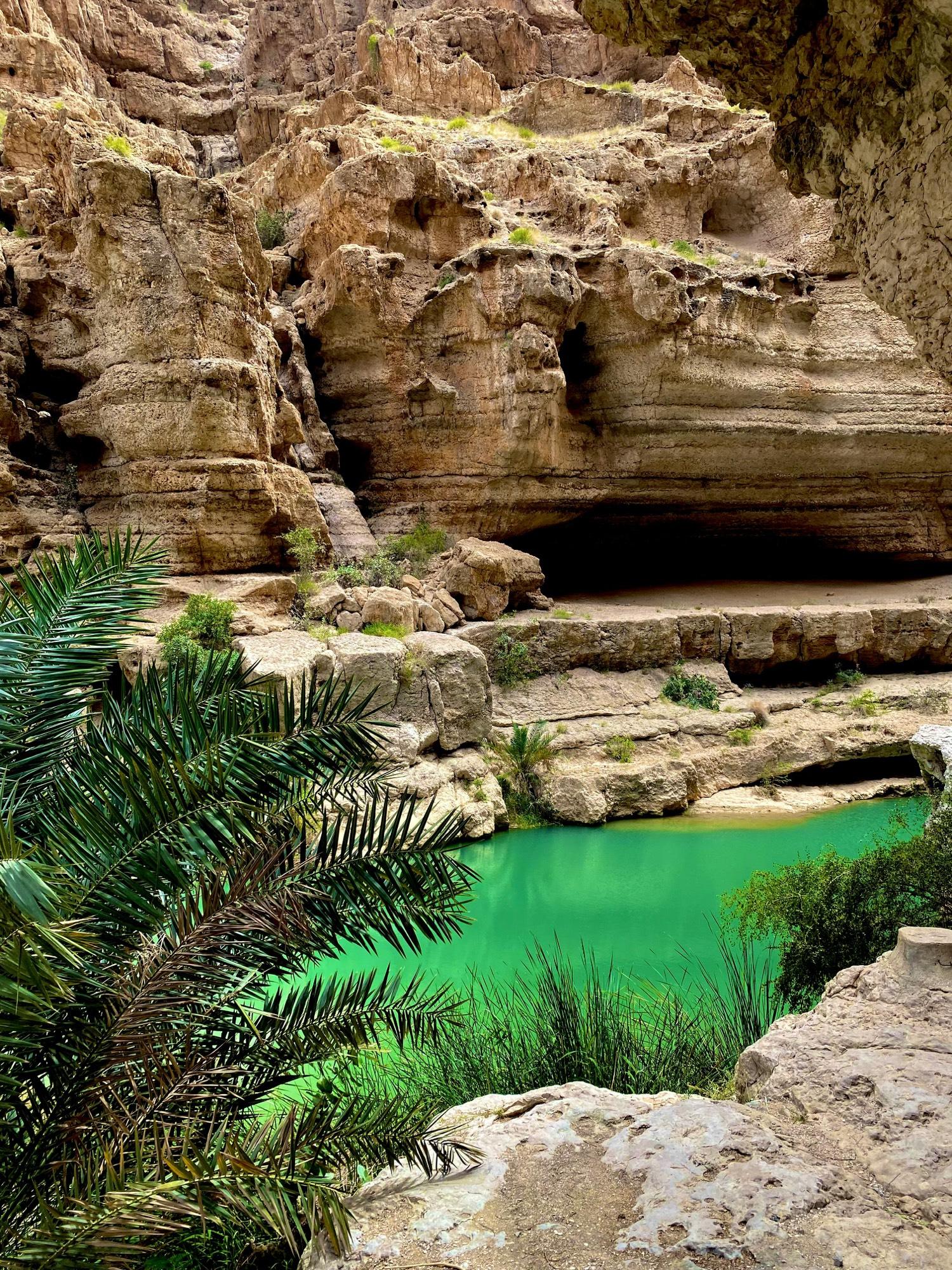 Smaragdgrünes Wasser im Wadi Tiwi, ein verborgenes Juwel zwischen den Bergen