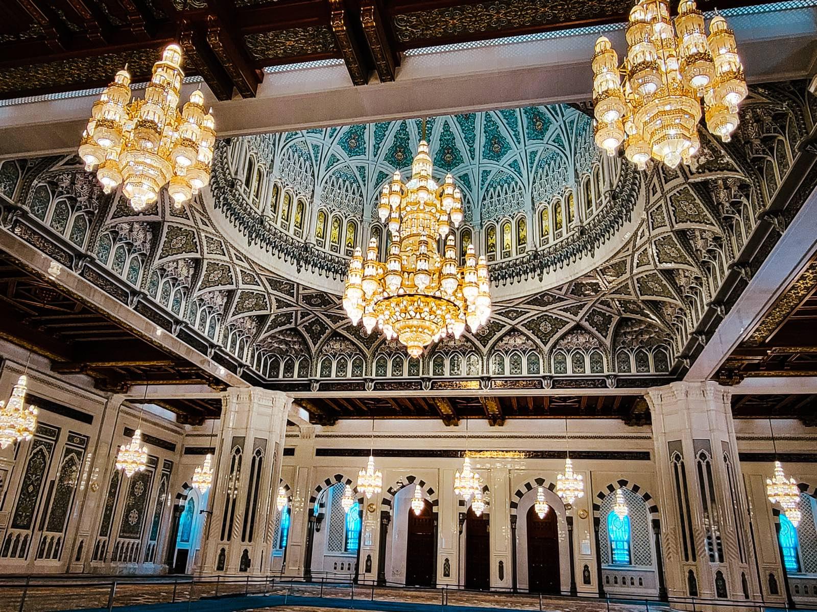 Die Gebetshalle der Sultan-Qabus-Moschee mit Kuppel und Kronleuchtern