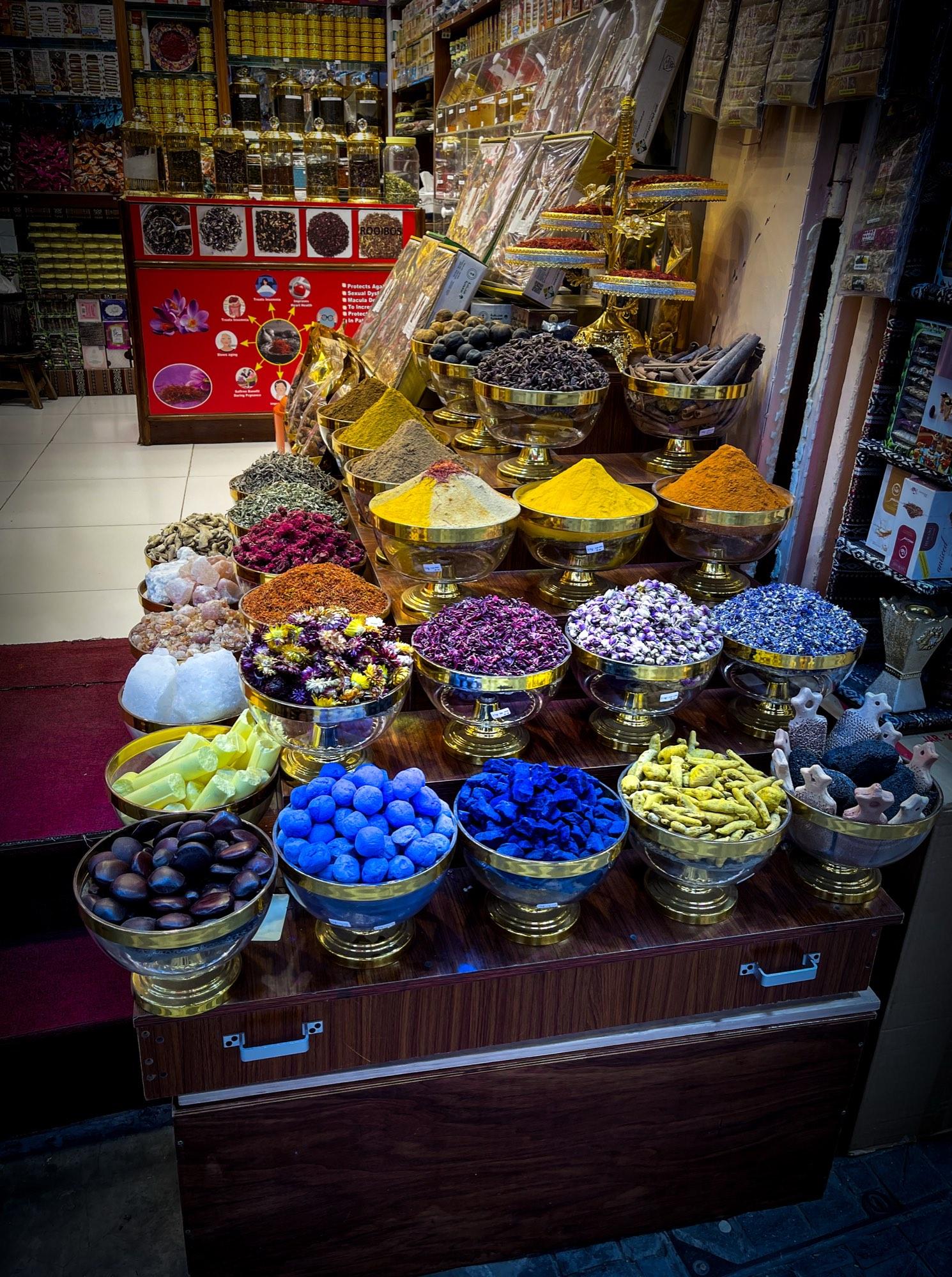 Gewürze, Weihrauch und getrocknete Blüten im Souq von Maskat
