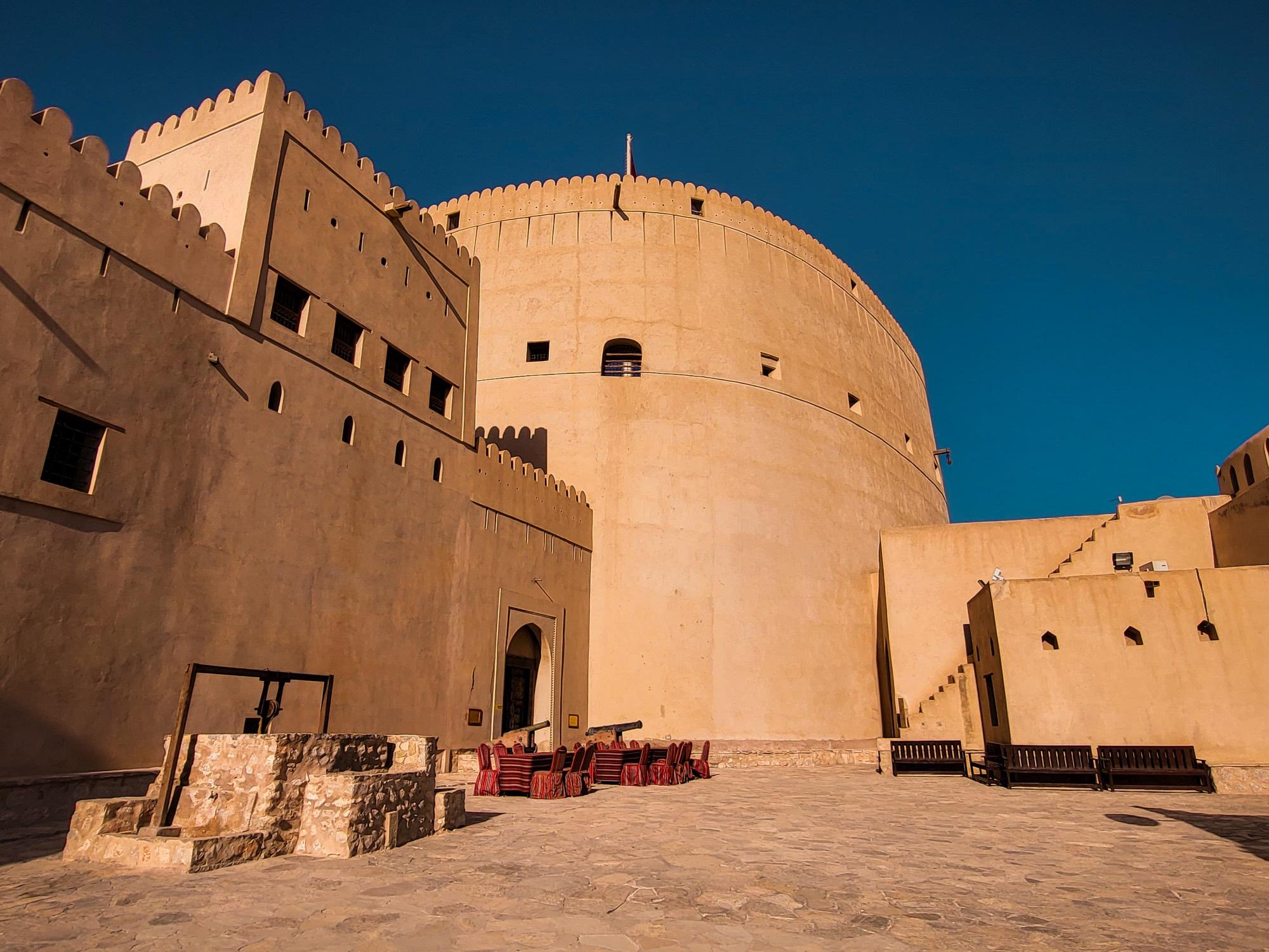 Der runde Hauptturm des Nizwa-Forts, vom Innenhof aus gesehen