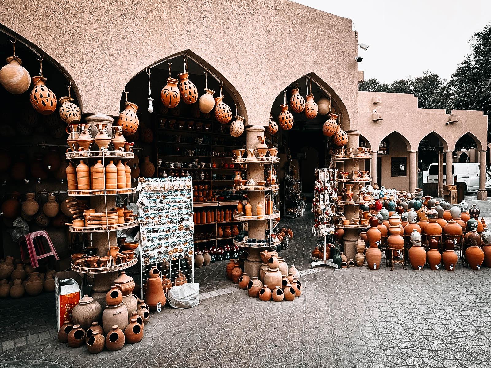 Töpferwaren in allen Formen und Größen im Souq von Nizwa