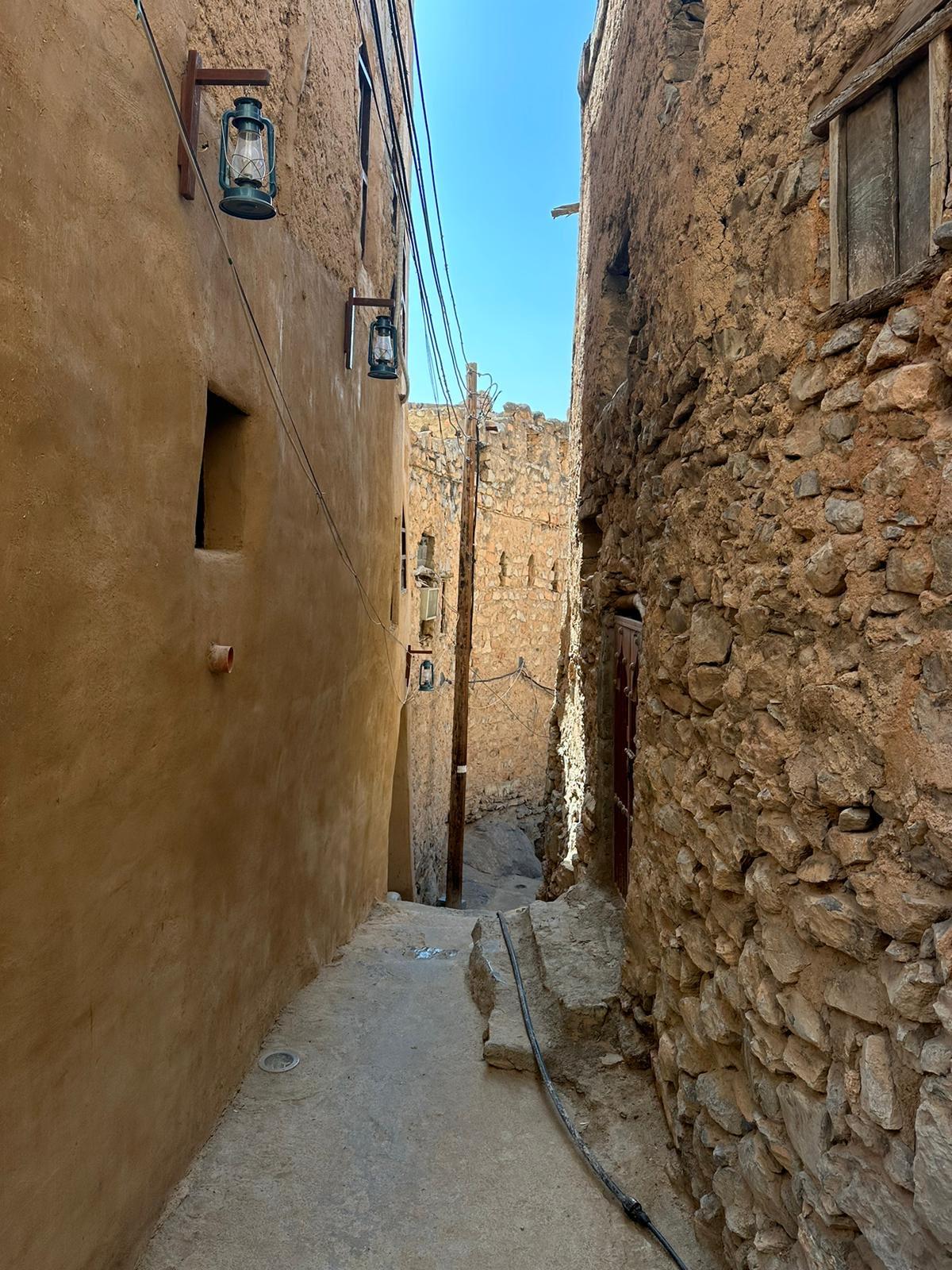 Gasse mit Laternen in einem jahrhundertealten Bergdorf