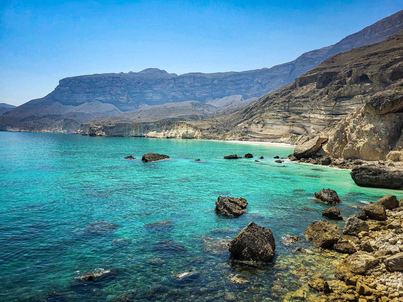 Türkisfarbene Bucht mit Klippen bei Salalah im Süden Omans