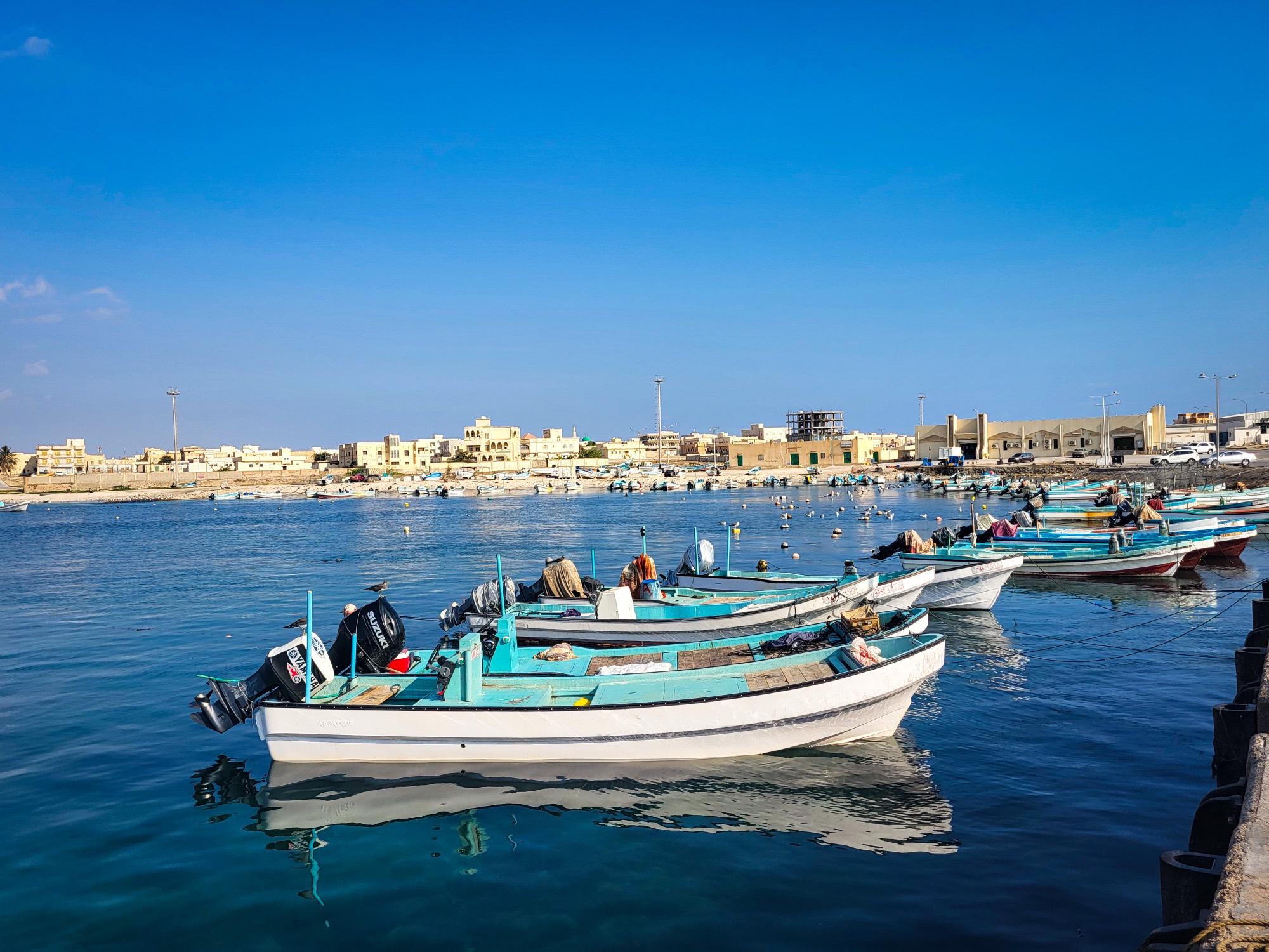 Fischerboote in einem Hafen an der Küste von Dhofar