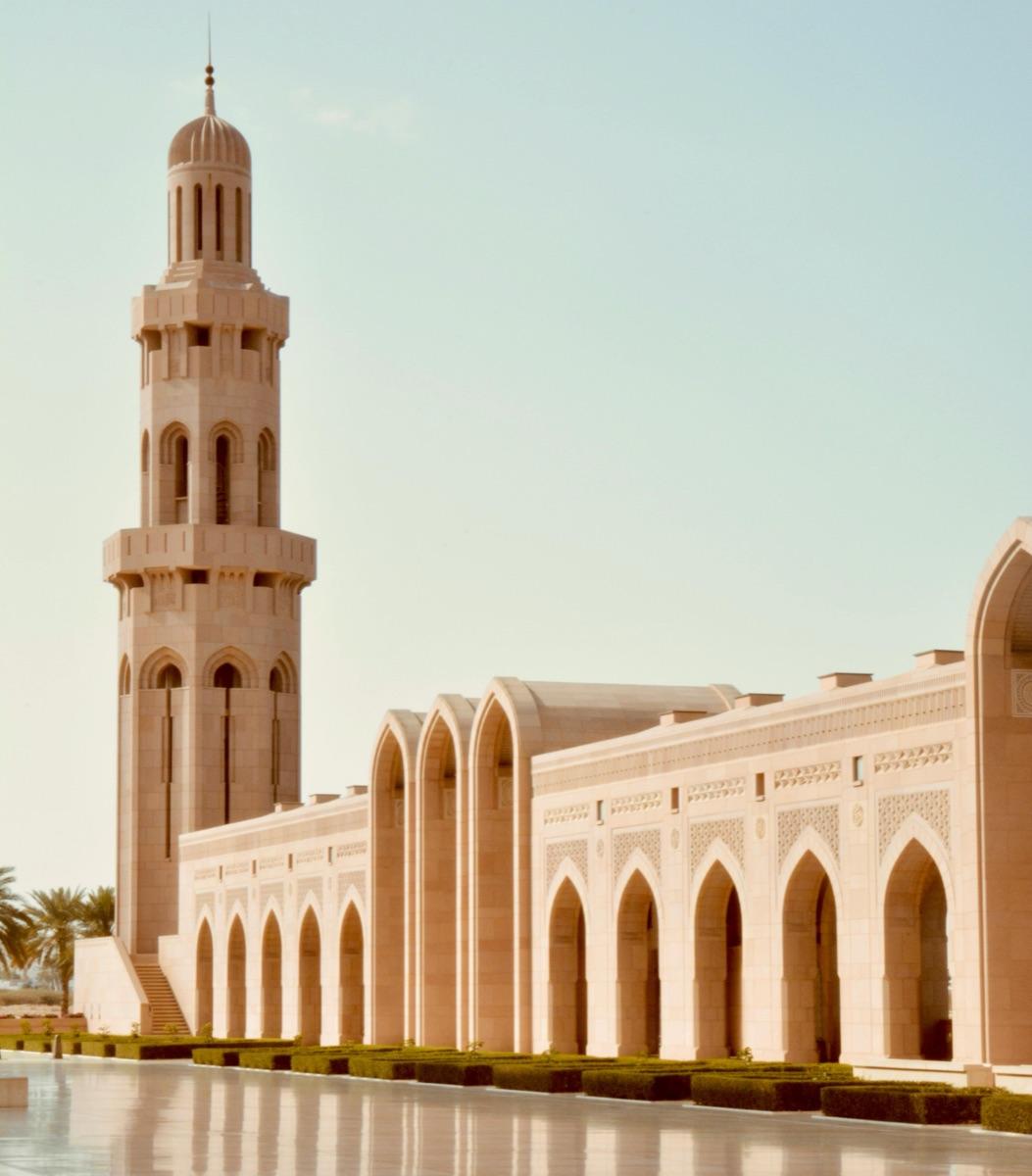 Die Große Sultan-Qabus-Moschee in Muscat im warmen Abendlicht