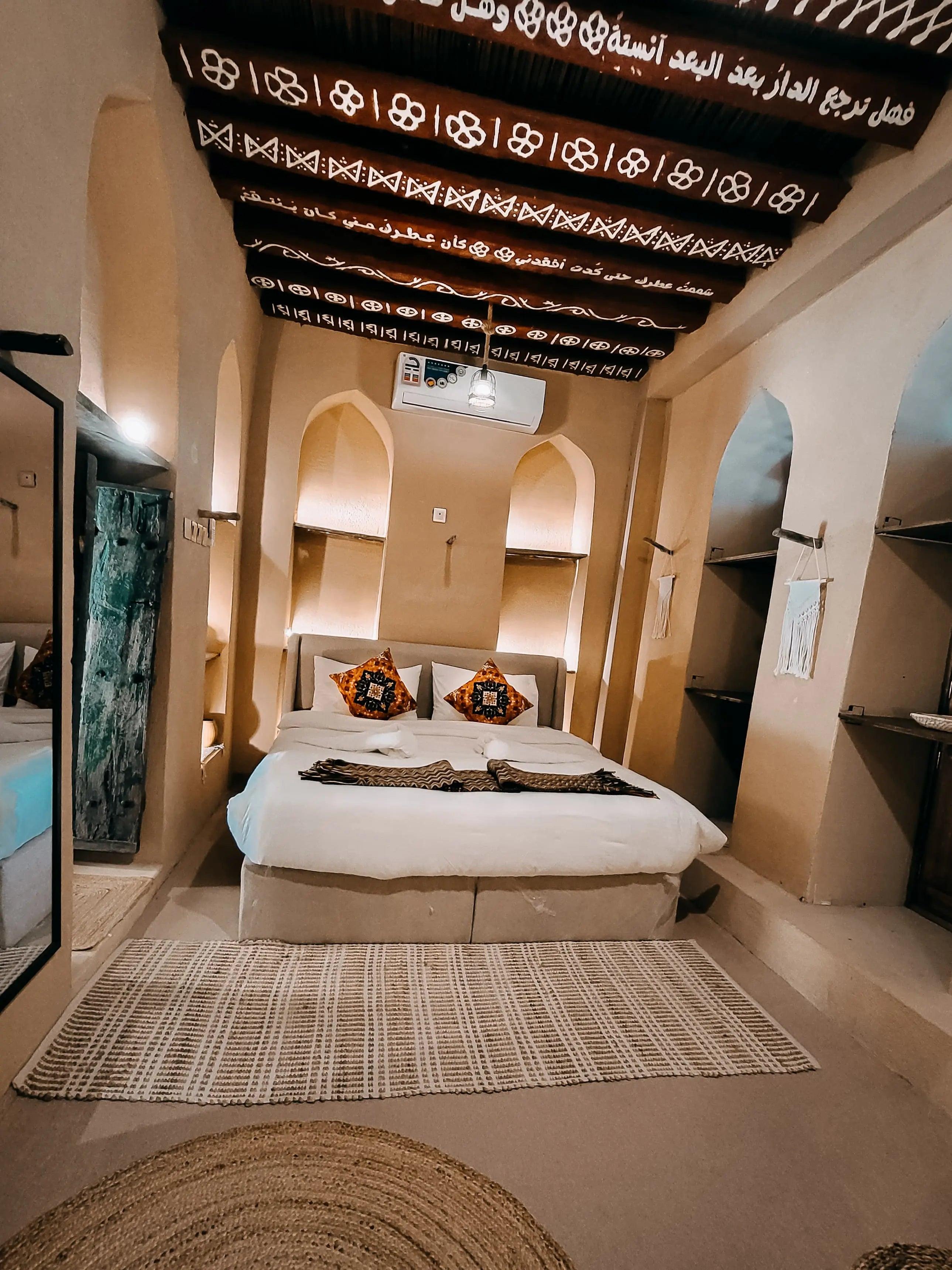 Restauriertes Heritage-Haus mit bemalten Deckenbalken in einem omanischen Bergdorf