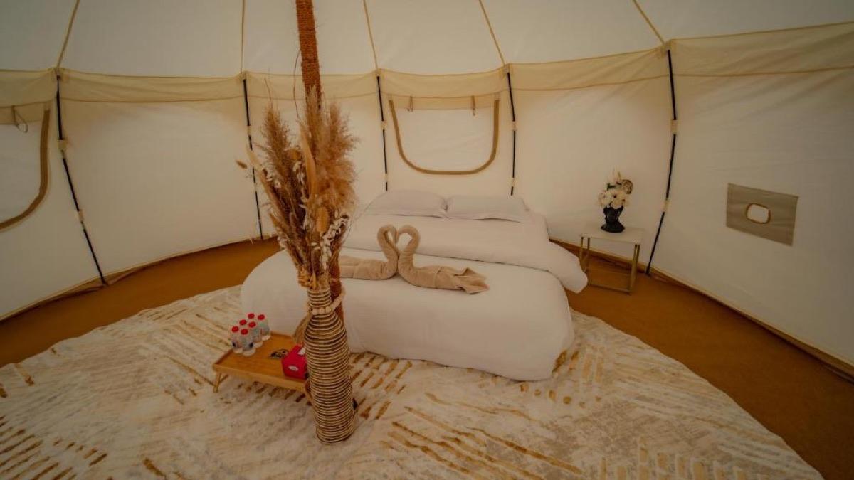 Luxuriöses Zelt des Wüstencamps Safari Infinity bei Bidiyah