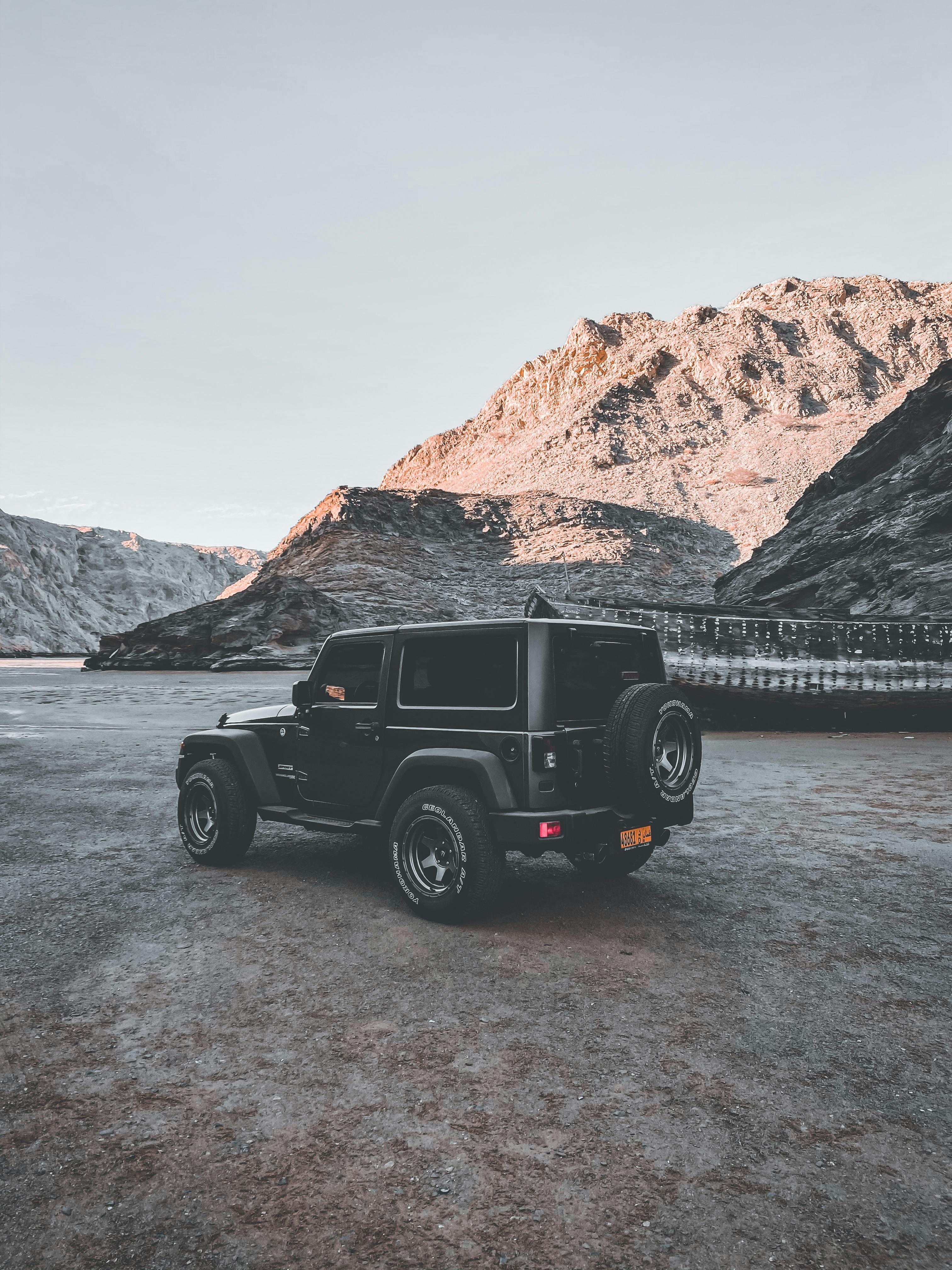 4x4-Jeep in Omans Bergen und Wüste