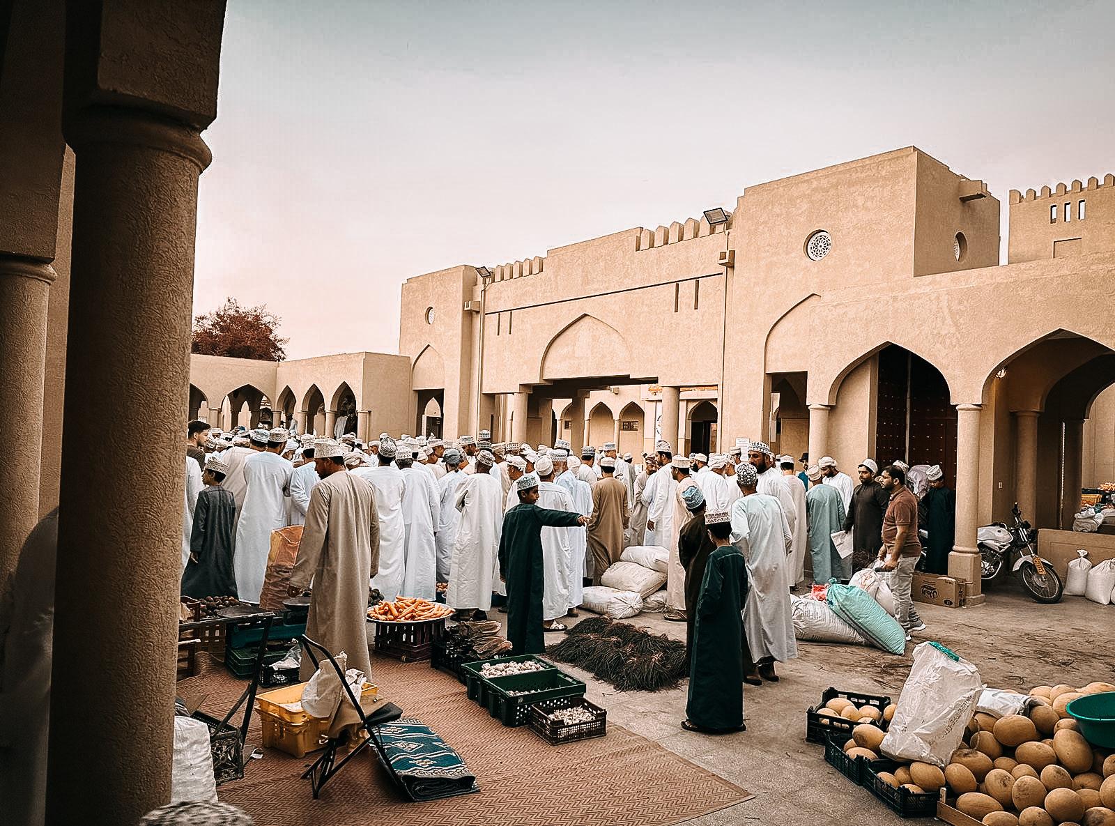 Der Morgenmarkt von Nizwa: Der Alltag geht hier seinen gewohnten Gang