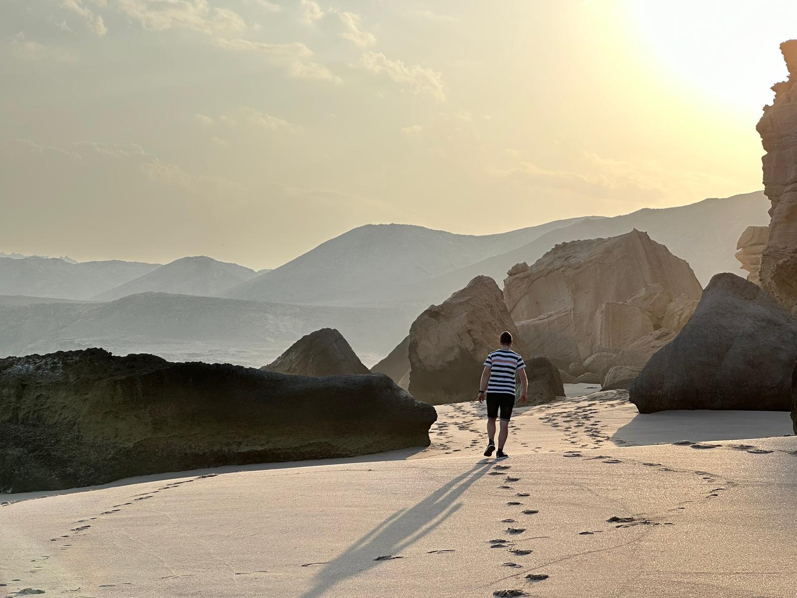 Ein ruhiger Strandspaziergang bei Sonnenuntergang an der omanischen Küste